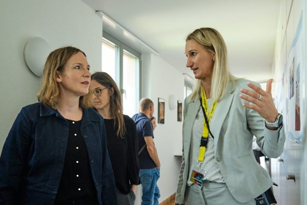 Auf dem Bild sichtbar sind drei Personen, die sich auf dem Rundgang befinden: Evi Allemann, Sabina Stör, Tamara Mosimann