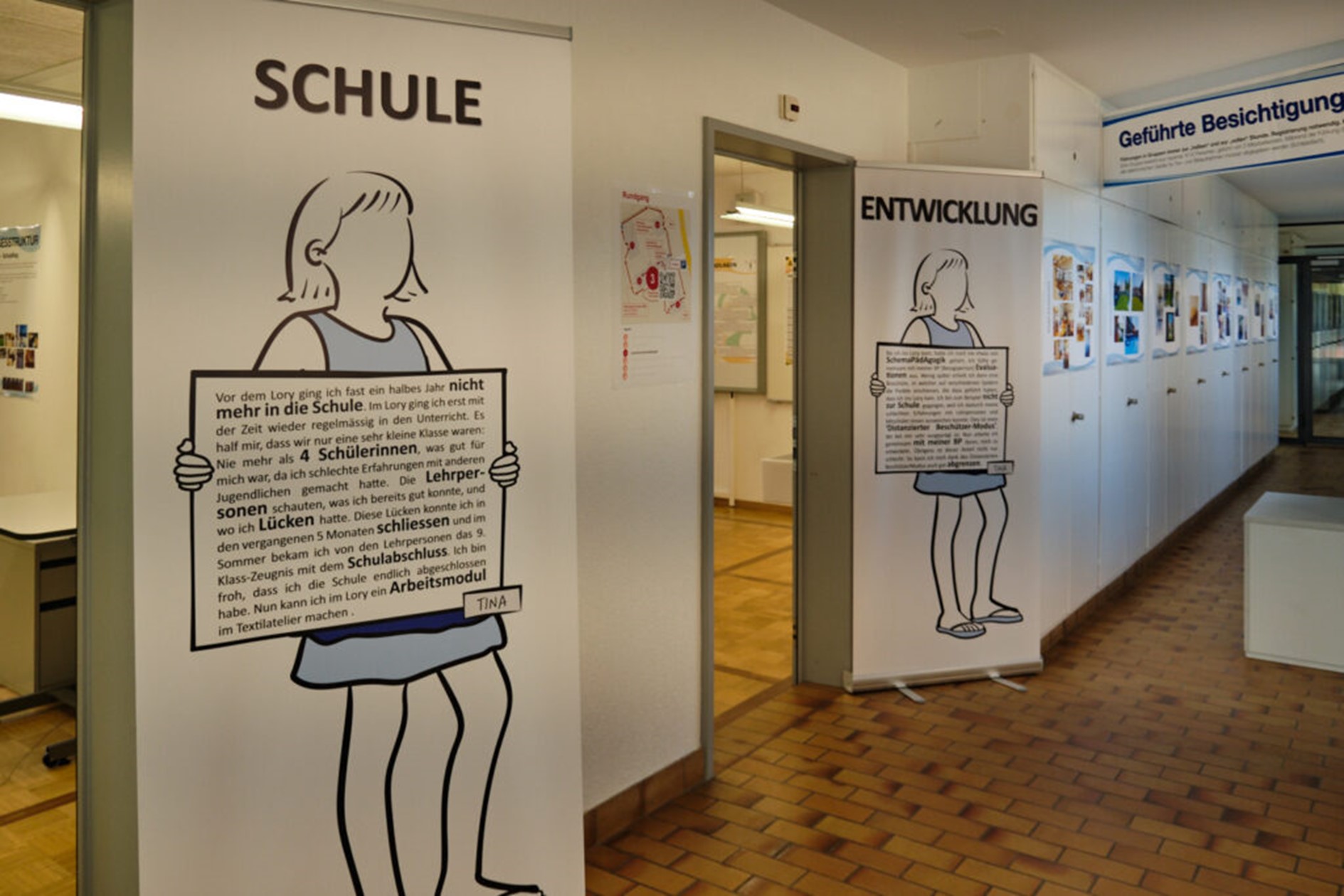 Auf dem Foto ist ein Gang des Jugendheimes zu erkennen. Verschiedene Infotafeln sind zu erkennen..